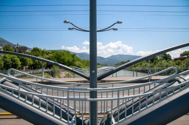 Salzburg 'da demiryolu ve yamaçlardan oluşan bir köprü inşaatı manzarası. Arka planda Salzach 'ı ve köprünün yolunu görebilirsiniz. İnşaat çok çarpıcı görünüyor..