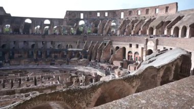 Rom - Latium - İtalya - 11-23-2022: Roma 'daki Colloseum' un iç kısımlarını sağdan sola doğru yüksek bir konumdan çevir. Ziyaretçi platformunu ve yeraltı koridorlarını görebilirsiniz.