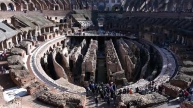 Rom - Latium - İtalya - 11-23-2022: Roma 'daki Colosseum' un oyun ve dövüş alanının altında yer alan ve hayvanların, atletlerin ve kölelerin tutulduğu yeraltı koridorlarının manzarası