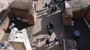 Rom - Latium - İtalya - 11-23-2022: Yeraltı koridorlarının bulunduğu Roma Kolezyumu 'nun merkezindeki ziyaretçi girişinden yukarıdan aşağıya dönük çekim. Merkeze doğru yürüyen turistleri görebilirsiniz.