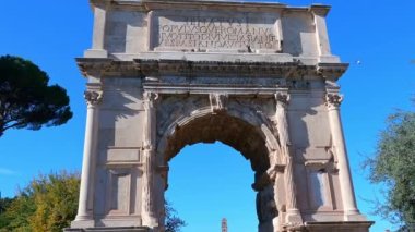 Rom - Latium - İtalya - 11-23-2022: Roma Forumu 'nun Titus Kemeri' nin mavi gökyüzünün altındaki Latince yazıda yer alan görüntüsü.