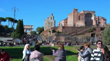 Rom - Latium - İtalya - 11-23-2022: Venüs ve Roma Tapınağı ve Roma 'daki Piazza di Santa Franceska Roma' nın Roma Forumundaki Titus Kemeri 'ne yakınlaşması