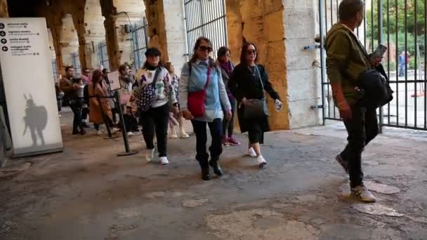 Rom Latium Італія 2022 Екскурсійну Групу Веде Коридорах Колізею Римі — стокове відео