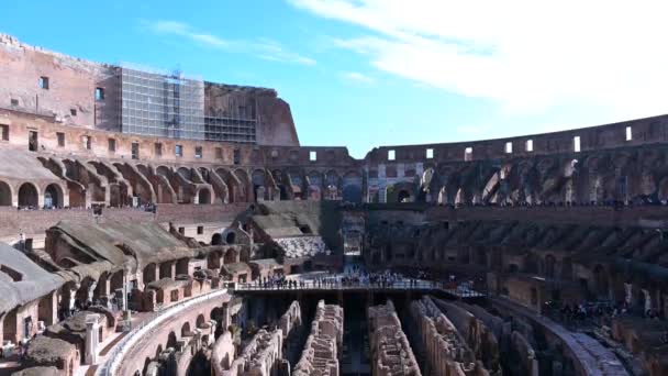 ラティウム イタリア 2022 ローマのコロッセオの内部を横切って上から下にパン 長い側に 地下の廊下や内部への入り口を見ることができます — ストック動画