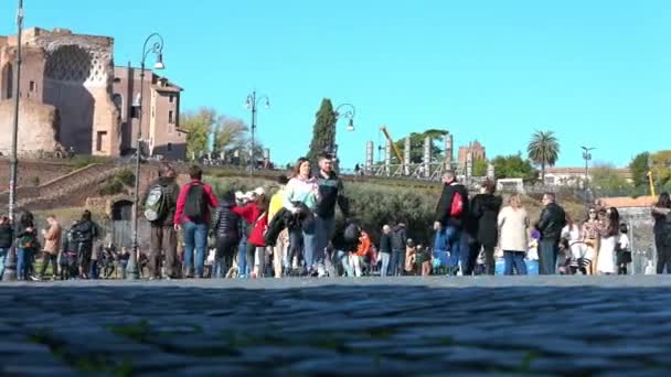 ラティウム イタリア 2022 ローマのコロッセオの前に位置するネロの像のベースを歩く観光客 カメラの視点は地上から見ると — ストック動画
