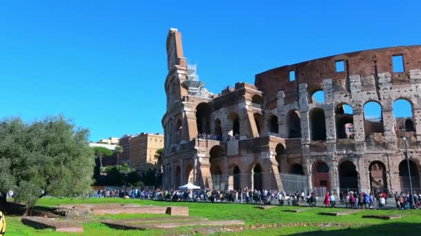 罗马罗马罗马竞技场的外立面 许多游客在蓝天下 从左向右俯瞰整个竞技场 — 图库视频影像