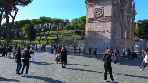 Рим Лациум Италия 2022 Пан Через Площадь Перед Колизеем Риме — стоковое видео