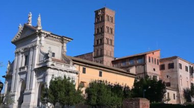 Rom - Latium - İtalya - 11-23-2022, Roma 'daki Roma Forumu' nda Santa Francesca Romana manzarası, mavi gökyüzünde çan kulesi ve güneş ışığı..