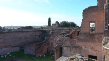 Rom - Latium - İtalya - 11-23-2022, Antik kalıntıları, Augustus 'un bahçesinin ve sarayının parçalarını ya da İmparator Augustus' un evi olan Domus Augusti 'yi inceliyoruz..