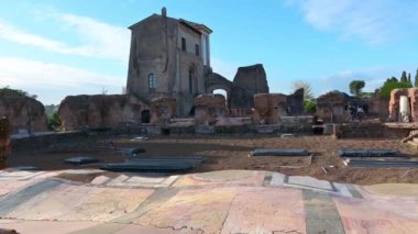 Rom - Latium - İtalya - 11-23-2022, Roma 'daki Roma Forumu' nda Aula Isiaca con Loggia Mattei 'nin üzerinde küçük bir ev görülüyor. Ön planda ince taş işçiliği görülebilir..