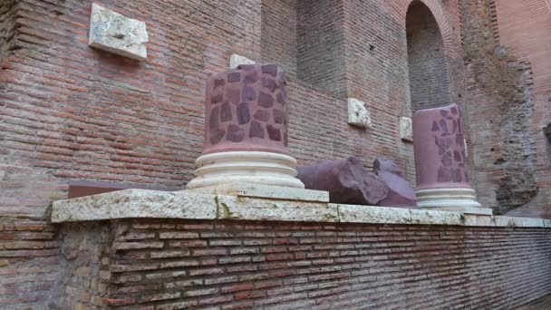 Рим Лаций Италия 2022 Остатки Колонн Левой Стороне Двора Храма — стоковое видео