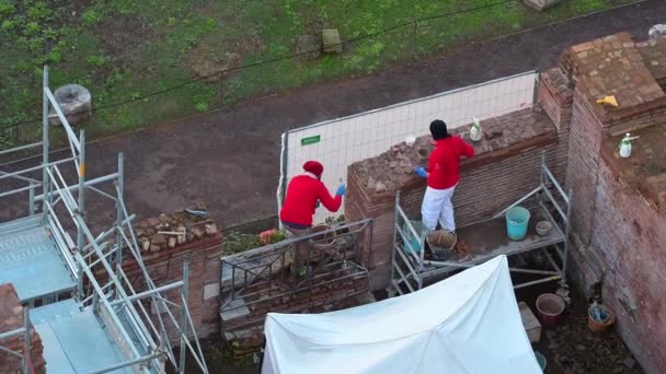 意大利 2022年11月23日 工人在蓝天下修复罗马论坛中的古建筑 他们正在修理一堵古老的砖墙 — 图库视频影像