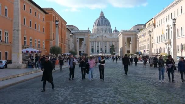 ラティウム イタリア 2022 ローマのヴィア デッラ コンシリアから聖ペテロのバシリカの眺め 多くの観光客が日光の中で散策しています — ストック動画
