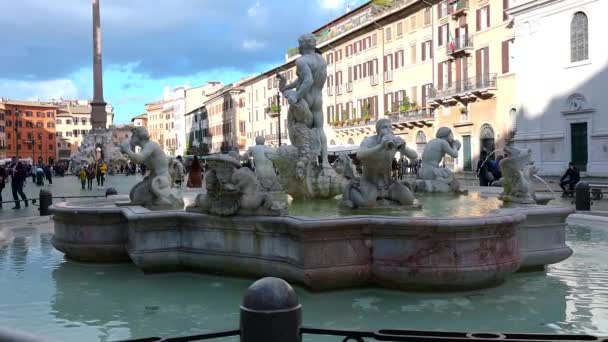 拉蒂安 意大利 2022年11月23日 罗马纳冯广场 Piazza Navon 有许多水型特征和清澈海水的泡沫海王星喷泉景观 — 图库视频影像
