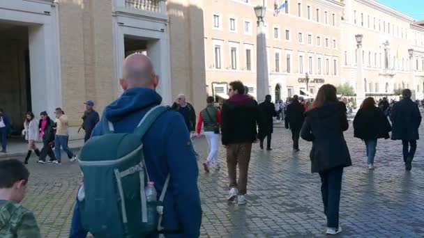 ラティウム イタリア 2022 ローマのヴィア デッラ コンシリアーノを横断するパン セントピーターズスクエアから離れて 通りを歩く多くの観光客の上に — ストック動画