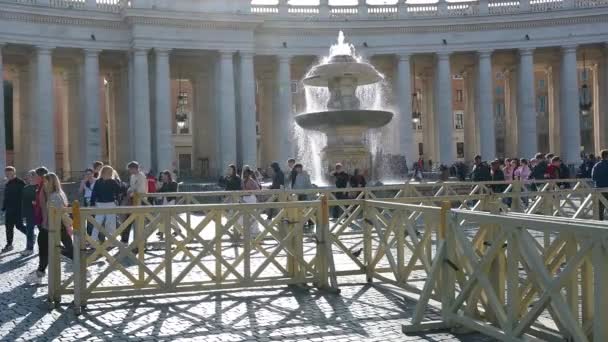 Rom Latium Italy 2022 在罗马圣彼得广场 Peter Square 上起泡的枫丹娜卡诺 在前面 你可以看到障碍物和许多游客在喷泉前走过 — 图库视频影像