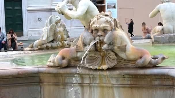 罗马圣彼得广场 Peter Square Fontana San Pietro喷泉中一个人影的起泡口视图 水从被鱼形体包围的人的口中喷涌而出 — 图库视频影像