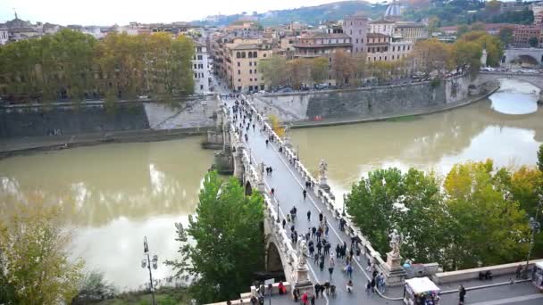 ラティウム イタリア 2022 ローマのカステルサンタンジェロにテヴェル川を渡るアエリアンブリッジのトップビュー 多くの観光客が歩くか カステルサンジェロから — ストック動画