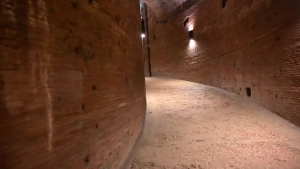 ラティウム イタリア 2022 ローマのカステルサンジェロのツアーで上昇を撮影しました 回廊は常に円をリードし 石で構築され ランプで照らされます — ストック動画