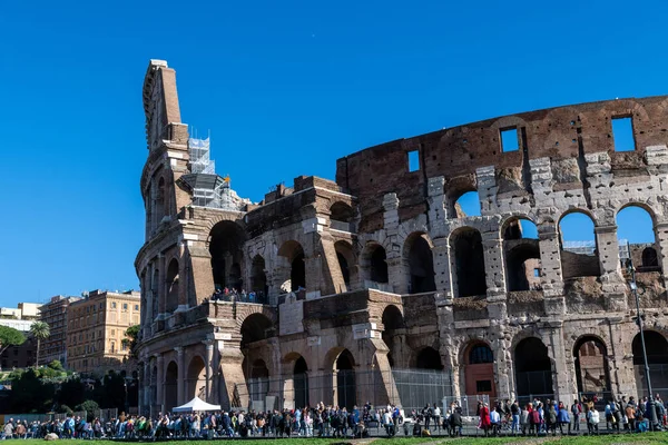 Roma, Latium - İtalya - 11-23-2022: Kolezyum cephesinde Roma kemerleri üç seviyede.