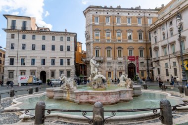Roma, Latium - İtalya - 11-24-2022: Heykellerle süslenmiş Fontana del Moro, tarihi Roma binalarıyla çevrili Piazza Navona 'da duruyor