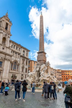 Roma, Latium - İtalya - 11-24-2022: Ziyaretçiler Piazza Navona 'daki Fontana dei Quattro Fiumi ve dikilitaş etrafında toplandılar