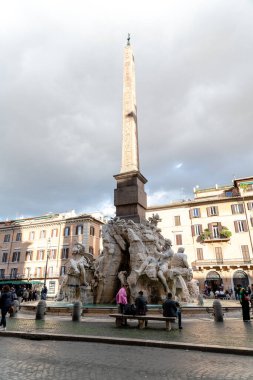 Roma, Latium - İtalya - 11-24-2022: Roma 'nın Fontana dei Quattro Fiumi ve yüksek dikilitaş manzarası