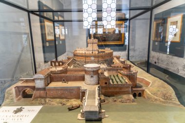 Roma, Latium - İtalya - 11-25-2022: Roma Castel Sant 'Angelo' nun ölçekli modeli cam arkasında sergilendi