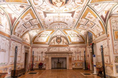 Roma, Latium - İtalya - 11-25-2022: Tarihi bir kale olan Roma 'nın Sant' Angelo Kalesi 'nin iç koridorunu zarif freskler süsledi