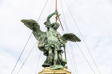 Roma, Latium - İtalya - 11-25-2022: Hadrian Anıtmezarı 'nın tepesindeki görkemli bronz melek heykeli, Castel Sant' Angelo 'da gökyüzüne karşı
