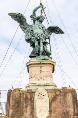 Roma, Latium - İtalya - 11-25-2022: Hadrian Anıtmezarı 'nın tepesindeki görkemli bronz melek heykeli, Castel Sant' Angelo 'da gökyüzüne karşı