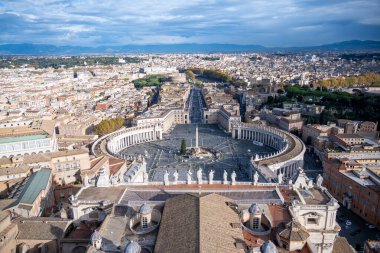 Roma, Latium - İtalya - 11-26-2022: Aziz Petrus Meydanı ve Vatikan 'ın yükseklikleri üzerindeki geniş manzara Roma' nın manzarasını gözler önüne seriyor