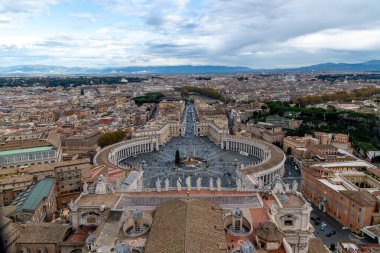 Roma, Latium - İtalya - 11-26-2022: Aziz Petrus Meydanı ve Vatikan 'ın yükseklikleri üzerindeki geniş manzara Roma' nın manzarasını gözler önüne seriyor
