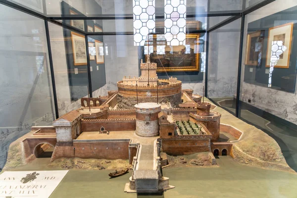 Roma, Latium - İtalya - 11-25-2022: Roma Castel Sant 'Angelo' nun ölçekli modeli cam arkasında sergilendi