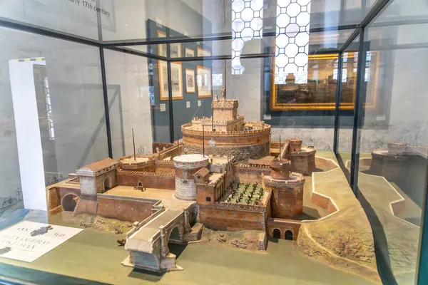 Roma, Latium - İtalya - 11-25-2022: Roma Castel Sant 'Angelo' nun ölçekli modeli cam arkasında sergilendi