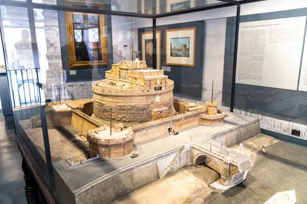 Roma, Latium - İtalya - 11-25-2022: Roma Castel Sant 'Angelo' nun ölçekli modeli cam arkasında sergilendi