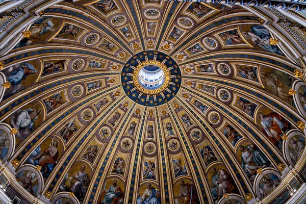 Roma, Latium - İtalya - 11-26-2022: St. Peter Bazilikası 'nın altın yıldızlar ve Latince yazıtlarla süslenmiş süslü tavan manzarası