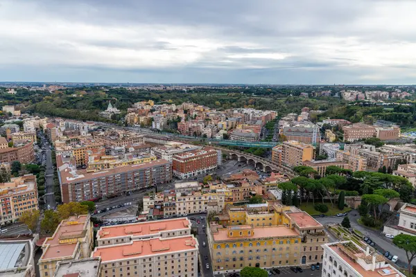 Roma, Latium - İtalya - 11-24-2022: Roma Piazza Navona 'daki Agone kentinde Sant' Agnese 'nin Barok fassadı
