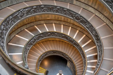 Citta del Vaticano, Vaticano - Stato della Citta del Vaticano - 11-22-2022: n zarif spiral merdiven Vatikan Müzeleri 'nin içindeki zarif süs rüzgarları