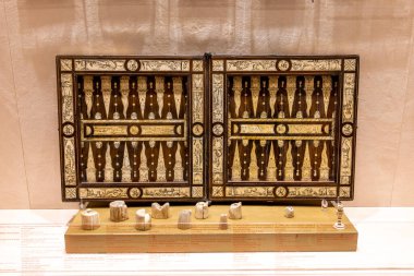 Citta del Vaticano, Vaticano - Stato della Citta del Vaticano - 11-22-2022: Gösterilen antik ayin aletleri, kutsal sanat işçiliğini yansıtıyor