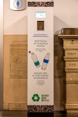 Citta del Vaticano, Vaticano - Stato della Citta del Vaticano - 11-22-2022: Plastik şişelerin geri dönüşümü, çevre dostu eylemlerin teşvik edilmesi için belirlenmiş bir nokta