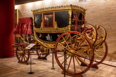Citta del Vaticano, Vaticano - Stato della Citta del Vaticano - 11-22-2022: Tarihle demlenmiş, Vatikan Müzelerinde sergilenen zengin bir papalık arabası