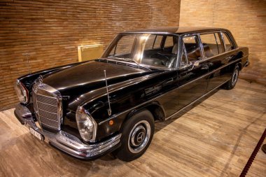 Citta del Vaticano, Vaticano - Stato della Citta del Vaticano - 11-22-2022: Bir zamanlar Vatikan filosunun bir parçası olan klasik Mercedes-Benz limuzini