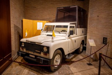 Citta del Vaticano, Vaticano - Stato della Citta del Vaticano - 11-22-2022: Papalık görevleri için kullanılan antika arazi aracı, Vatikan müzesinin galerisinde sergilendi