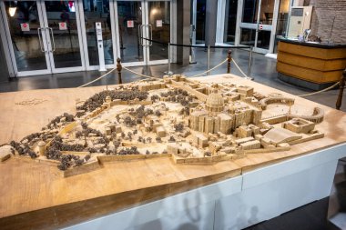 Citta del Vaticano, Vaticano - Stato della Citta del Vaticano - 11-22-2022: Özenle hazırlanmış ahşap bir model Vatikan şehrinin ihtişamını müzede sergiliyor