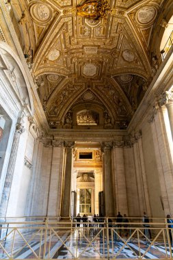 Citta del Vaticano, Vaticano - Stato della Citta del Vaticano - 11-22-2022: Altın güzellik, bir sanat ve mimarlık şaheseri olan Aziz Peter Bazilikası 'nın giriş salonunu süslüyor