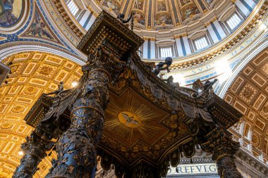 Citta del Vaticano, Vaticano - Stato della Citta del Vaticano - 11-22-2022: Geniş kubbenin altında, Bernini 'nin Baldachin' i St. Peter Bazilikası 'nda bir barok başyapıtı olarak duruyor