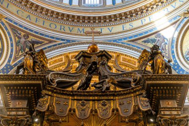 Citta del Vaticano, Vaticano - Stato della Citta del Vaticano - 11-22-2022: Gian Lorenzo Bernini 'nin Baldachin' i Vatikan 'ın kalbinde Michelangelo' nun görkemli kubbesinin altında oturuyor