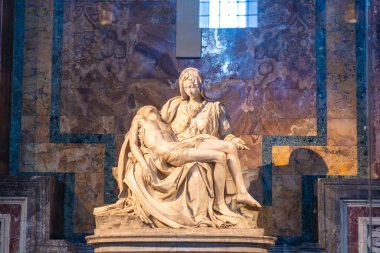 Citta del Vaticano, Vaticano - Stato della Citta del Vaticano - 11-22-2022: Michelangelo 'nun Piet' i, Meryem ve İsa 'nın bir Rönesans heykeli, Vatikan şehrinde derin duyguları çağrıştırıyor.