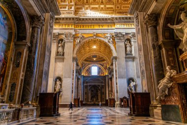 Citta del Vaticano, Vaticano - Stato della Citta del Vaticano - 11-22-2022: St. Peter Bazilikası 'nın mermer heykelleri ve yaldızlı tavanları ile tarihi iç mimarisi